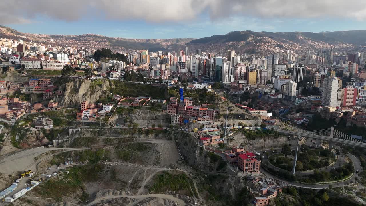 vista aérea de drones de la ciudad capital de bolivia, la paz, américa del sur