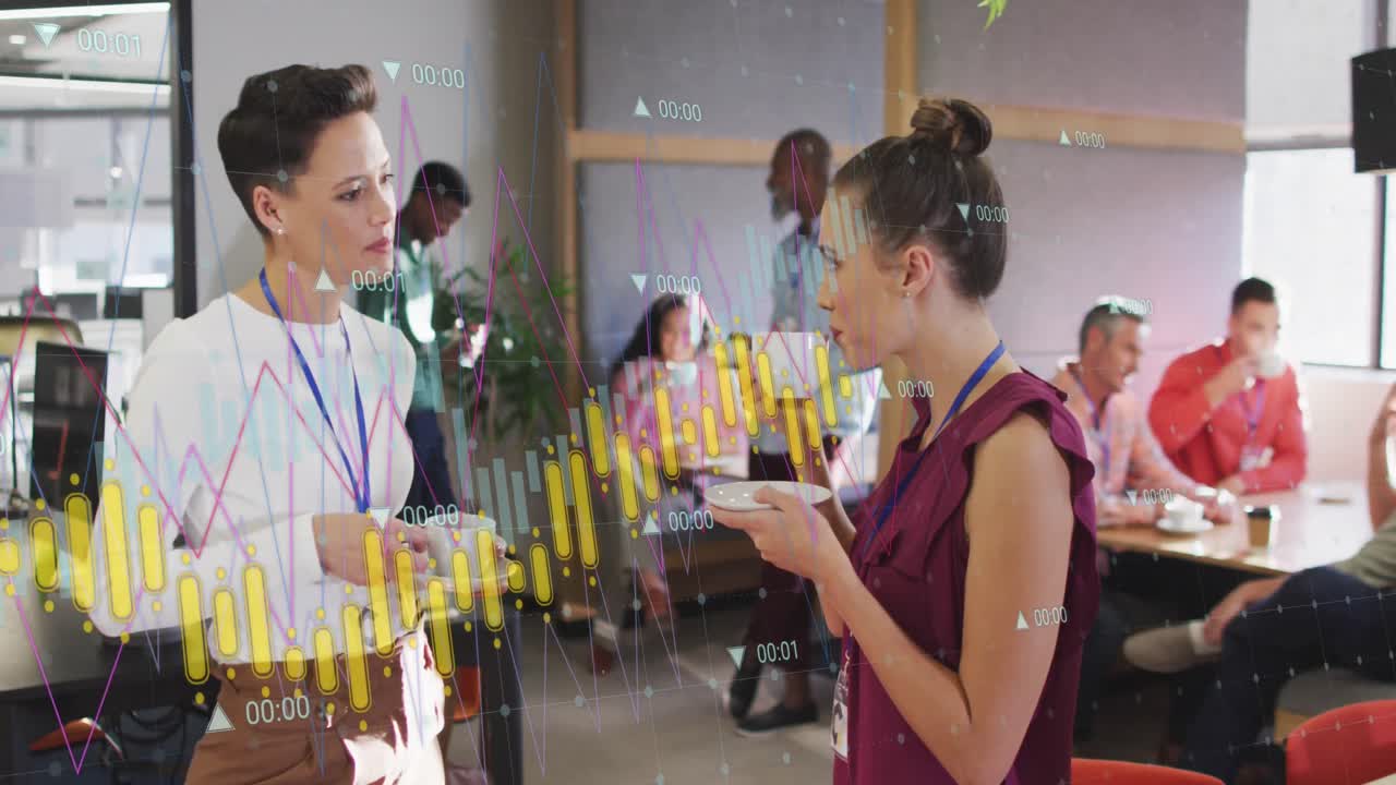 animación del procesamiento de datos financieros sobre diversas personas de negocios discutiendo el trabajo en la oficina