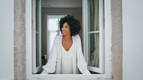 Mujer-Africana-Mirando-Ventana-Inicio-Primer-Plano.-Señora-Relajada-Disfrutando-De-La-Mañana-Lluviosa