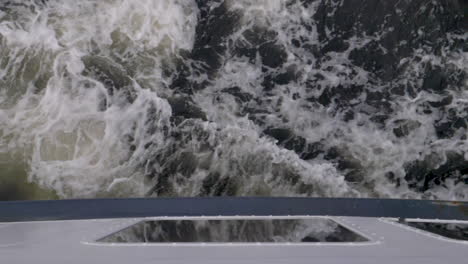 movimiento lento disparado por el casco de un barco hacia el agua pasando y dejando wake - milford sound, nueva zelanda