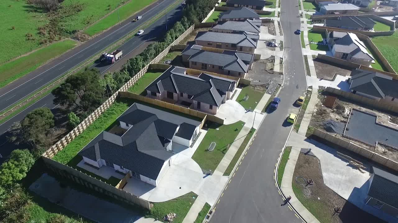 tomas de drones de una zona residencial en auckland.