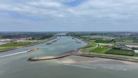 Fantastische-Luftaufnahme-Eines-Frachtschiffs,-Das-Am-Eingang-Der-Hansweert-Schleuse-Fährt,-Niederlande