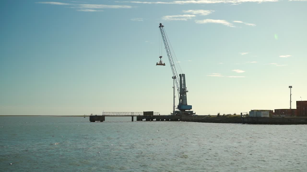 грузовой кран в солнечный день в порту ингеньеро уайт в буэнос-айресе, аргентина