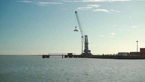 Grúa-De-Carga-En-El-Puerto-De-Ingeniero-Blanco-En-Buenos-Aires,-Argentina-En-Un-Día-Soleado