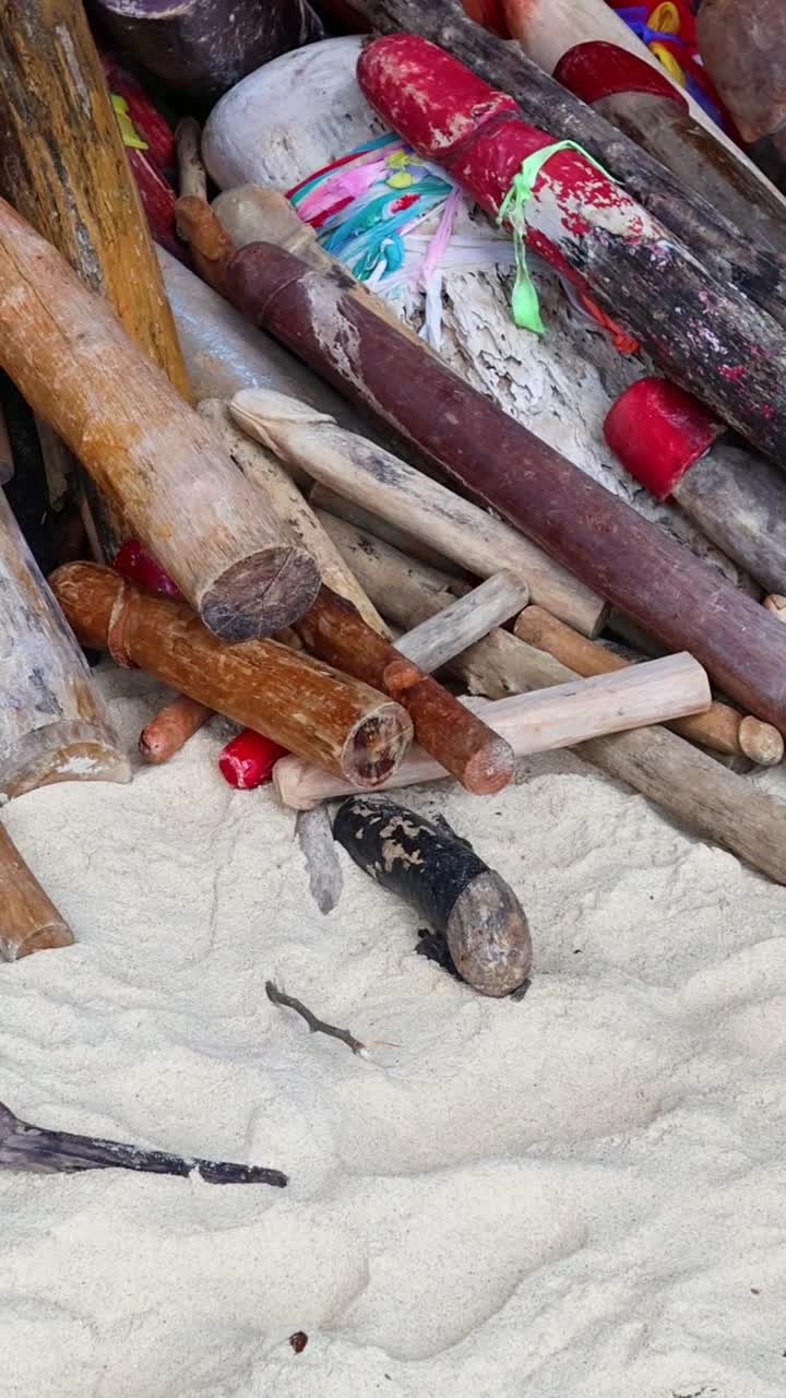 ofrendas de madera coloridas en una cueva sagrada