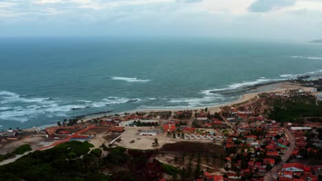 amplia toma aérea de drones de la pequeña ciudad costera escondida de sibauma cerca de pipa en el norte de brasil con playas tropicales y caminos de arena