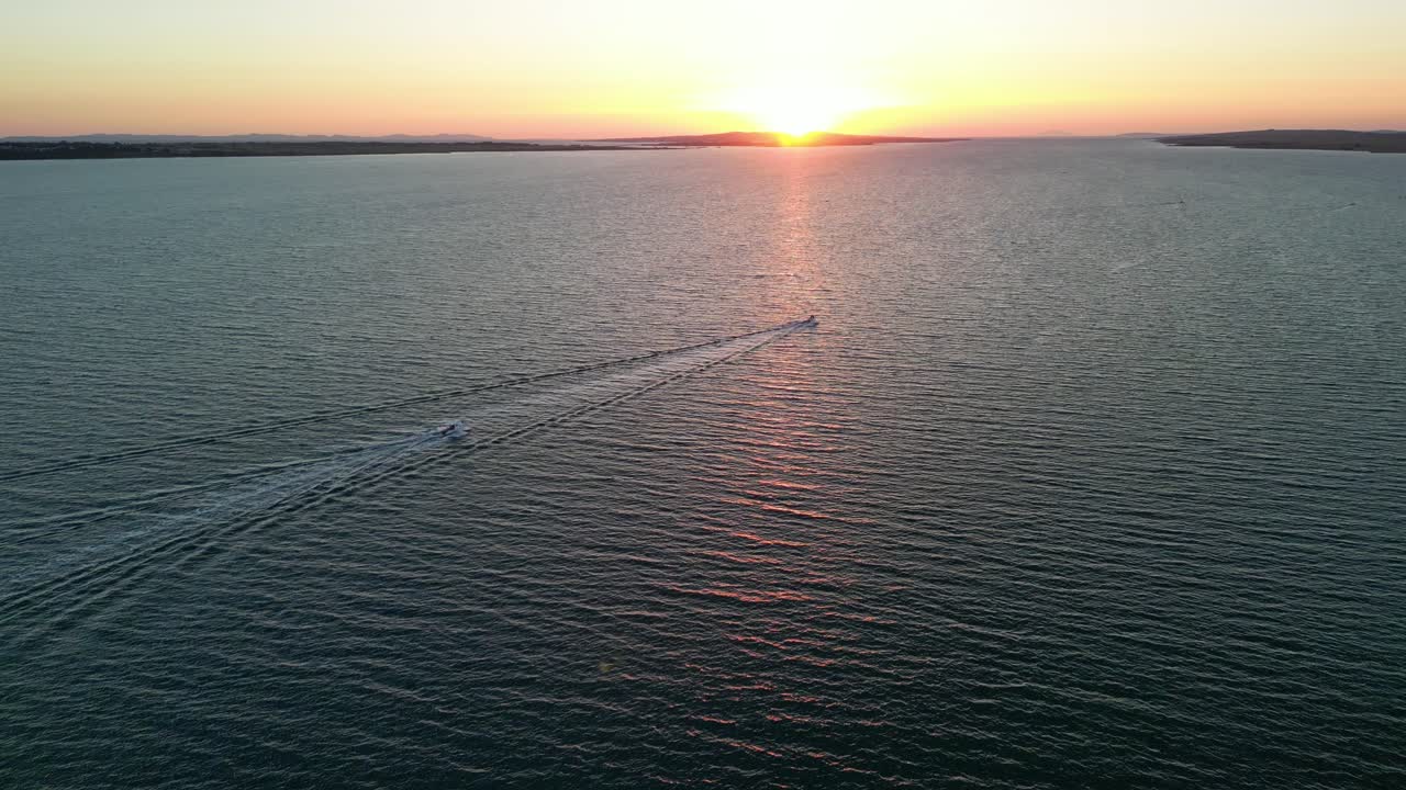 두 배 를 볼 수 있는 아드리아 해 위 의 해 가 지는 공중 파노라마