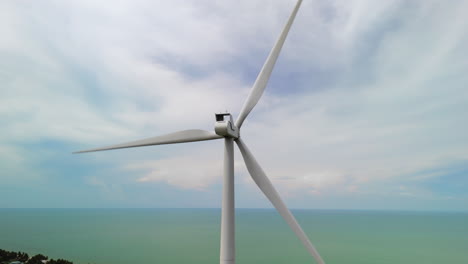 Turbina-De-Energía-Eólica-Verde-Y-Renovable-Con-Palas-De-Rotor-En-Una-Zona-Costera-Junto-Al-Mar