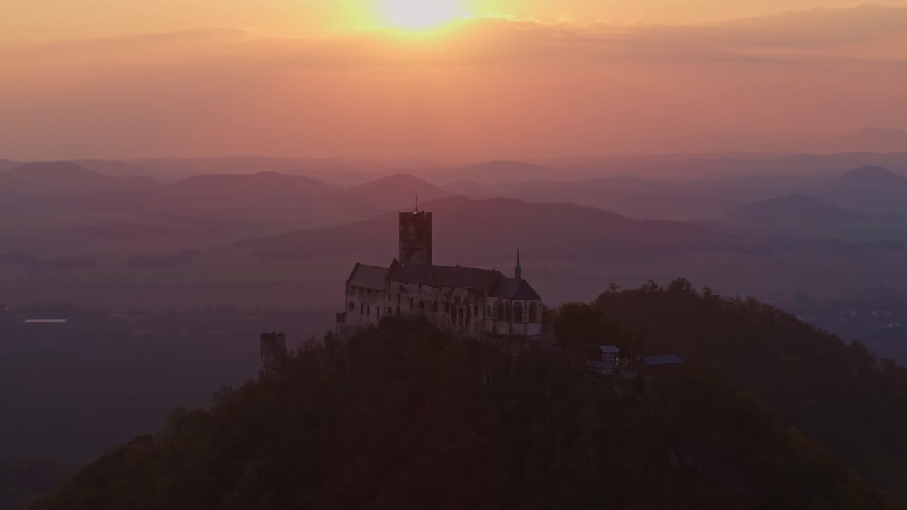 Vista aerea del Castello di Bezdez annidato tra ampi pendii boscosi