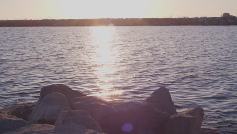 brillante puesta de sol sobre un canal pacífico