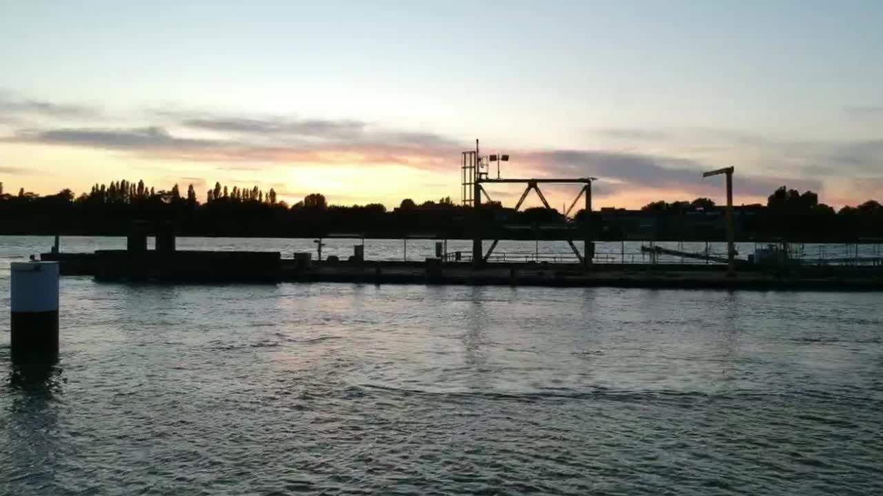 무인 항공기가 현장으로 밀어 넣을 때 배가 앤트워프 항구에 앉아 있습니다.