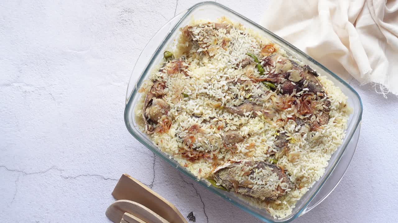 Makanan ayam biryani dalam mangkuk di atas meja