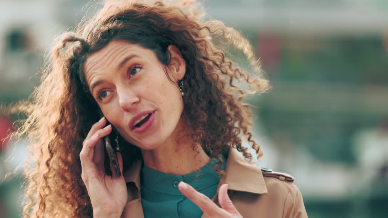 mujer de negocios, riendo o llamando por teléfono