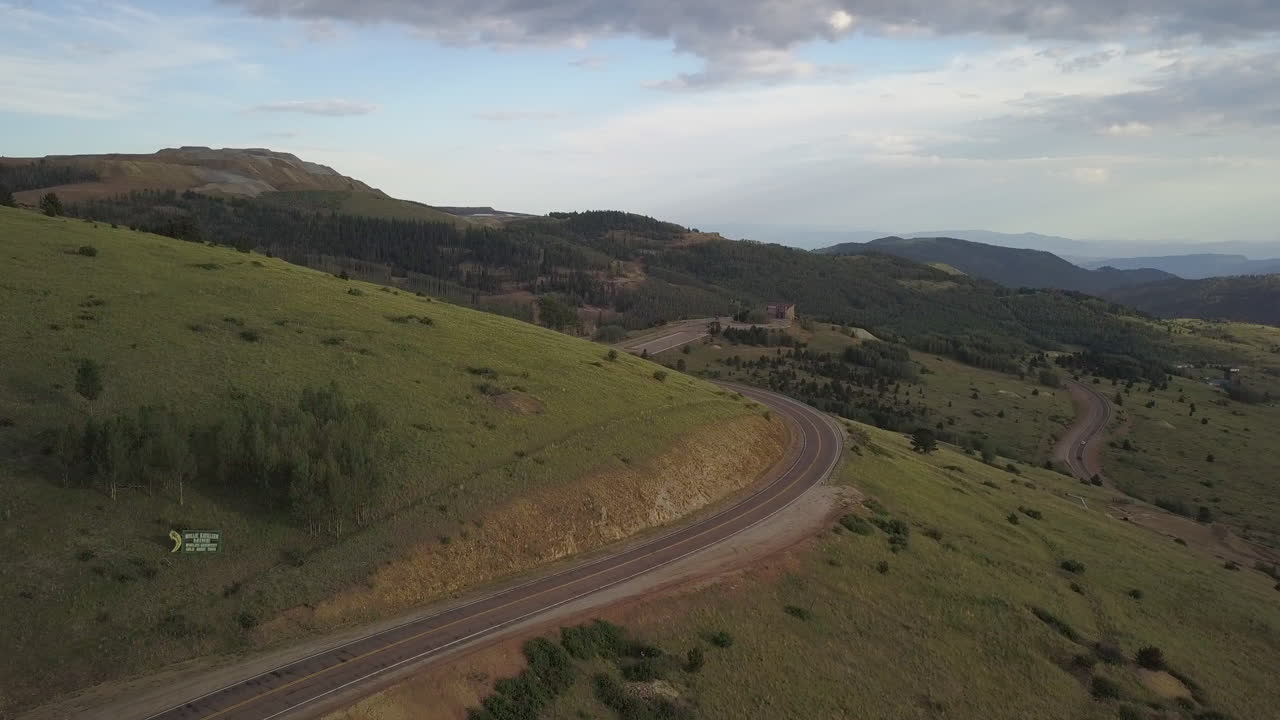 vista de drones de una carretera vacía y sinuosa que atraviesa las montañas y valles de colorado