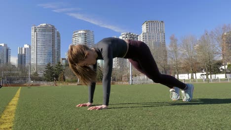 Athletische-Junge-Frau,-Die-Bergsteigerbauchtrainingsübung-Im-Park-Tut