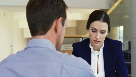 colegas de negocios interactuando entre sí en el escritorio 4k