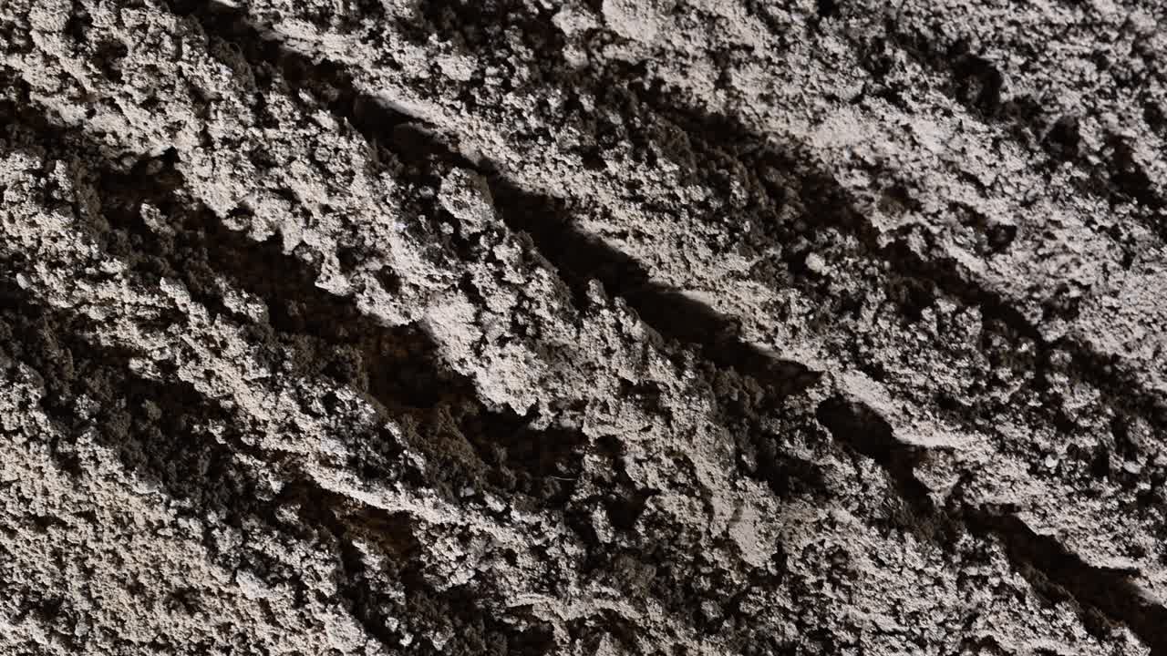 un primer plano del suelo en la pista de carreras de tierra, comúnmente utilizada para eventos de carreras ecuestres en todo el mundo