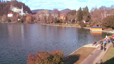 Ein-Sonniger-Tag-Am-Ufer-Des-See-Bled-Slowenien