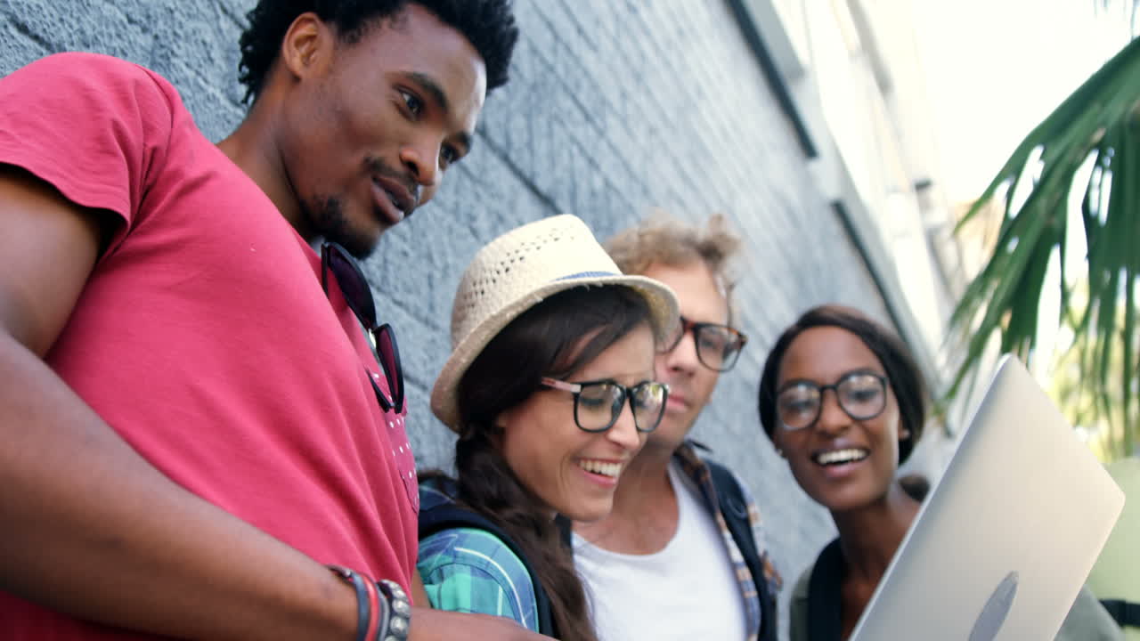 los jóvenes hipsters están buscando una computadora portátil