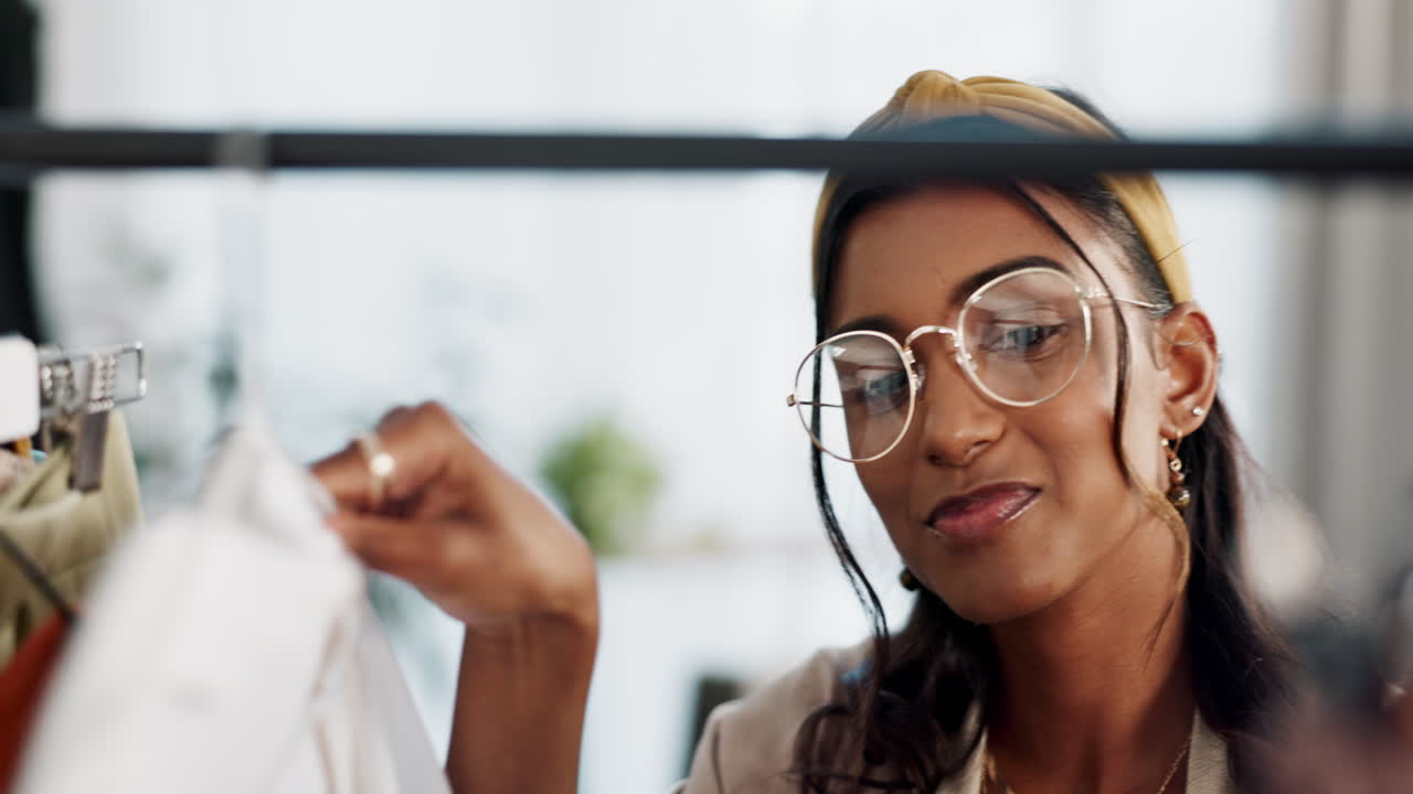 vrouw, modeontwerper en kledingrek in kleine