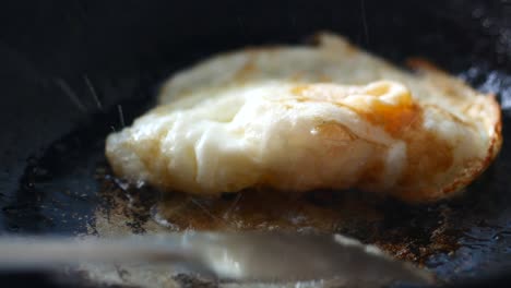 huevos fritos en la sartén de cerca