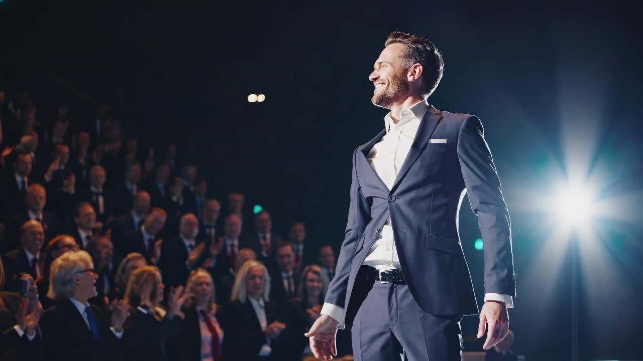 hombre de negocios dando un discurso