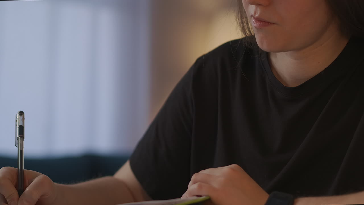 mujer está escribiendo en un cuaderno viendo webinar en la pantalla de la computadora portátil conferencia en línea autoeducación y desarrollo profesional retrato en primer plano de una estudiante