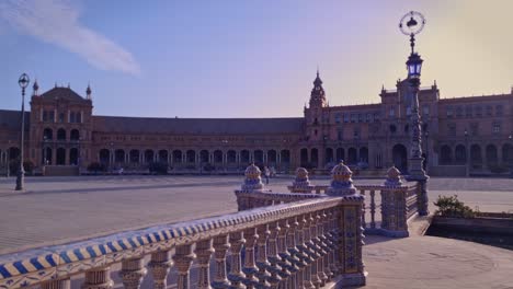 Plaza-De-España-Tranquila-Al-Atardecer,-Monumento-Icónico-De-Sevilla-Y-De-Toda-España