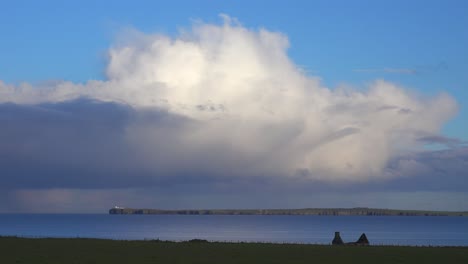 Wolken-Steigen-Hinter-Einem-Verlassenen-Steingebäude-Im-Hohen-Norden-Schottlands-Auf-Well