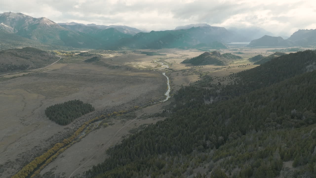 hermosa toma de drones con vista al hermoso paisaje en arroyo verde, argentina