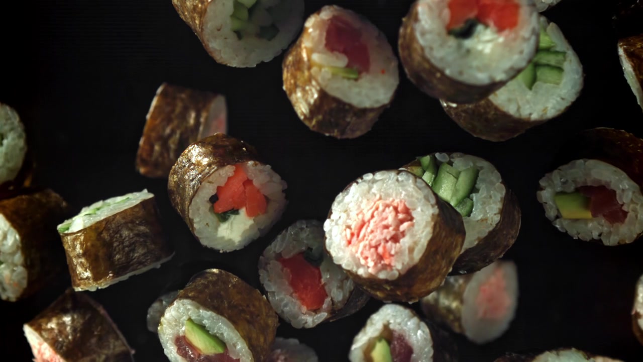 Aneka Gulungan Sushi Jatuh dalam Gerakan Lambat