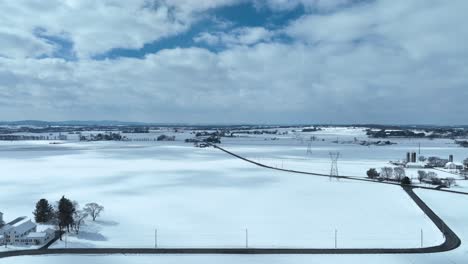 Wolken-Verdecken-Den-Blauen-Himmel-An-Einem-Verschneiten-Wintertag