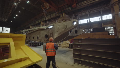 ensamblaje de maquinaria industrial pesada en una fábrica