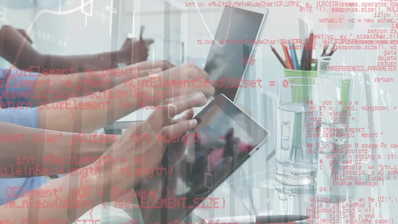 펜 과 종이, 노트북, 태블릿 을 사용하는 사람 들