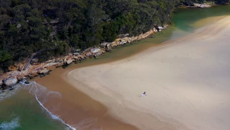 Vista-Aérea-De-Agua-Turquesa-Y-Arena-Fina-De-La-Playa-De-Wattamolla-En-El-Parque-Nacional-Real,-Australia---Disparo-De-Drones