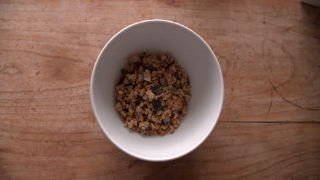 punto de vista de verter muesli en un cuenco