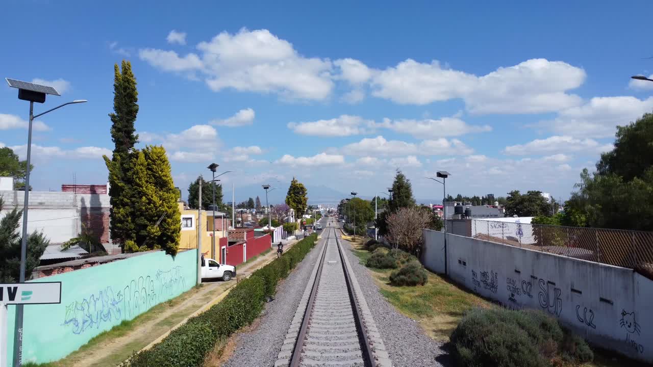 vista aerea de los rieles del tren en cholula