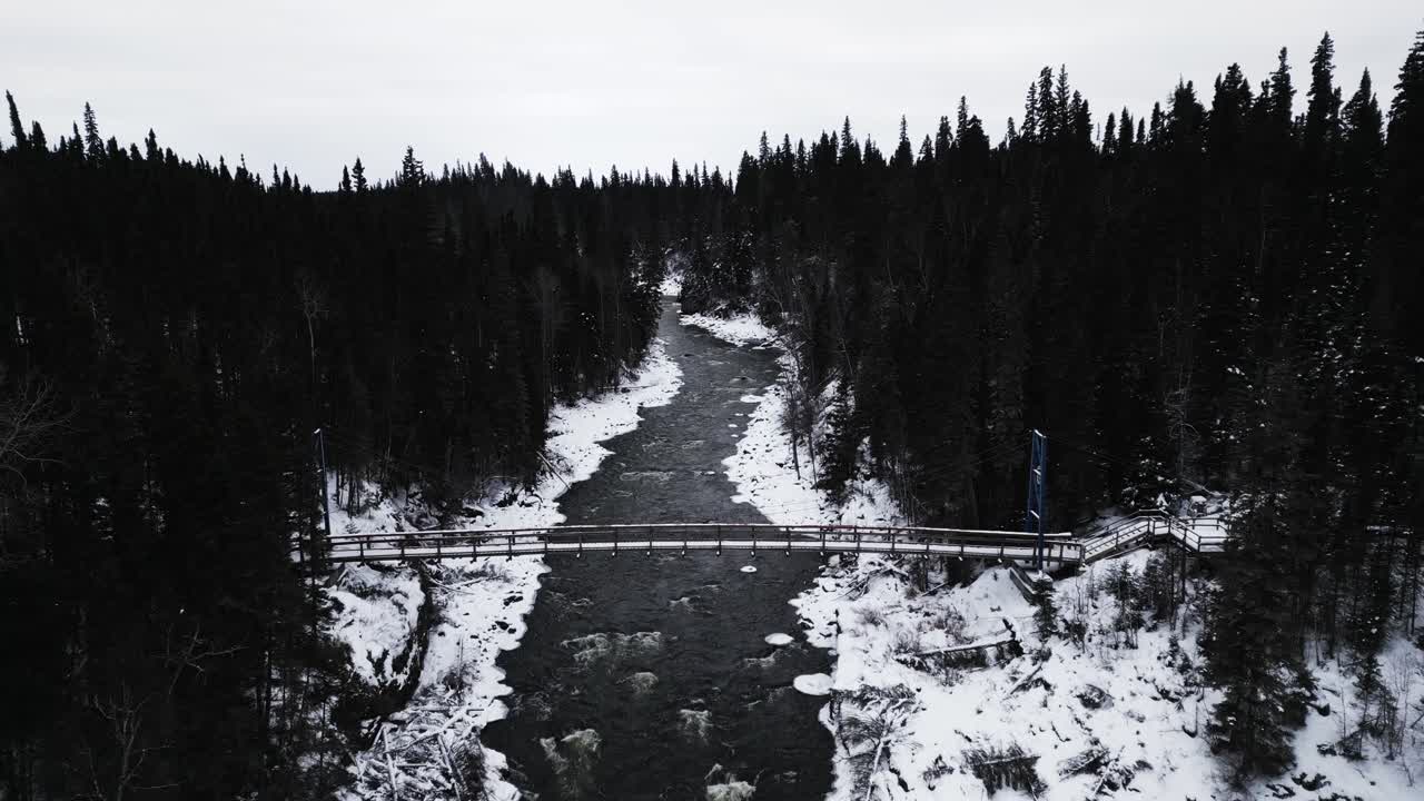 Fiume ghiacciato, ripresa drone 4K. Punto di riferimento: acqua ghiacciata d'inverno, Cascate Pisew Kwasitchewan, Parco Provinciale, Thompson, Manitoba, Canada