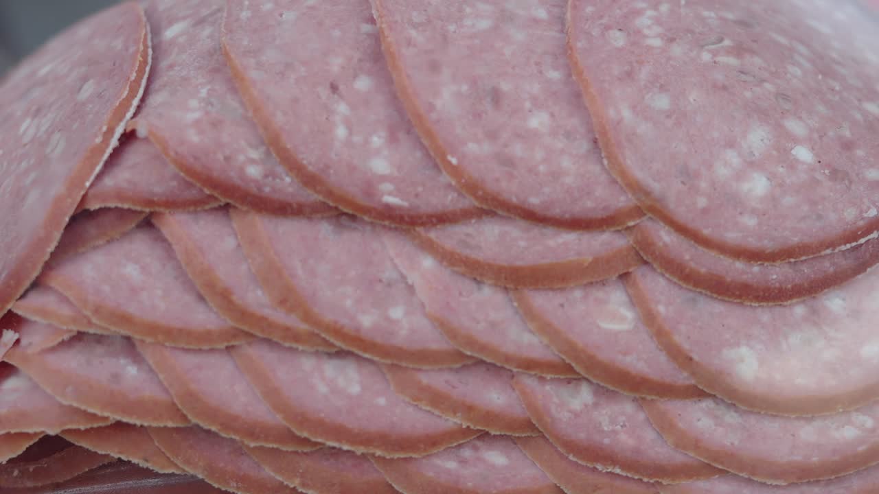 Nærbillede af stablede salamiskiver