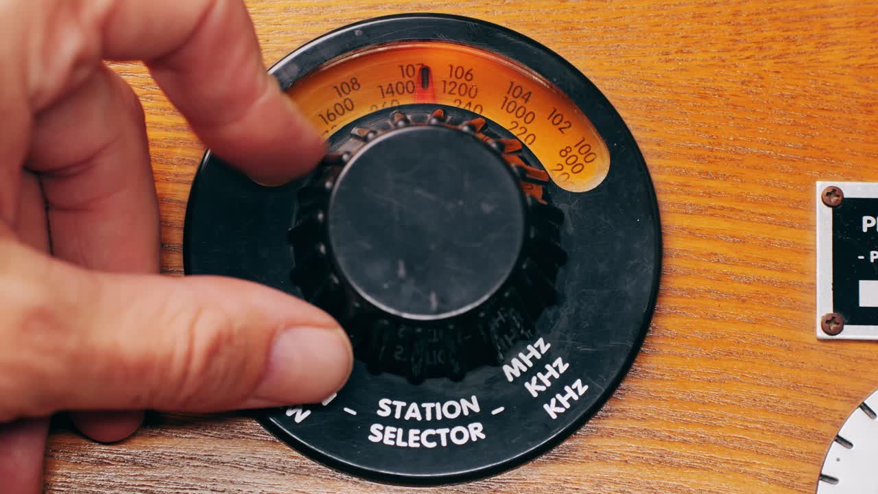 Old Retro AM FM Radio with tubes, Hand Changing stations , bulb vintage music player.