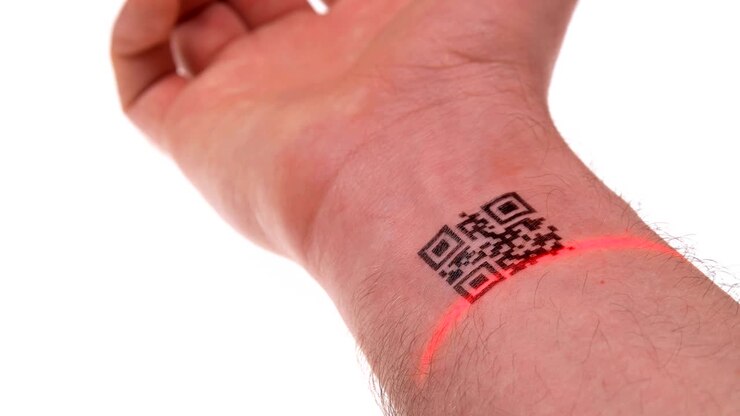 der scanner scannt das handgelenk einer person mit einem etikettierten menschen