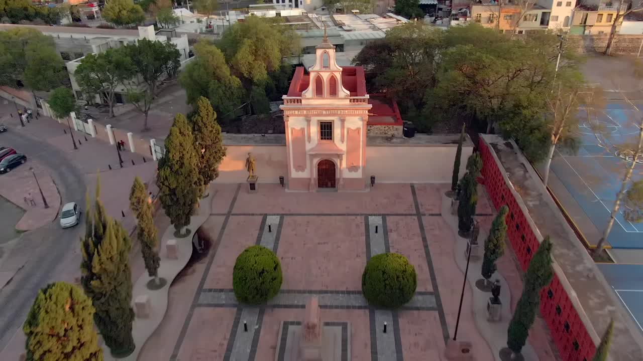 vista aérea del panteón de ilustres queretanos, cementerio militar en santiago de querétaro, méxico - retirada de drones