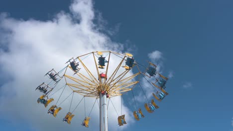 Besucher-Genießen-Die-Wirbelnde-Vogelfahrt-Während-Ihres-Besuchs-Im-Vergnügungs--Und-Tierthemenpark-Ocean-Park-In-Hong-Kong