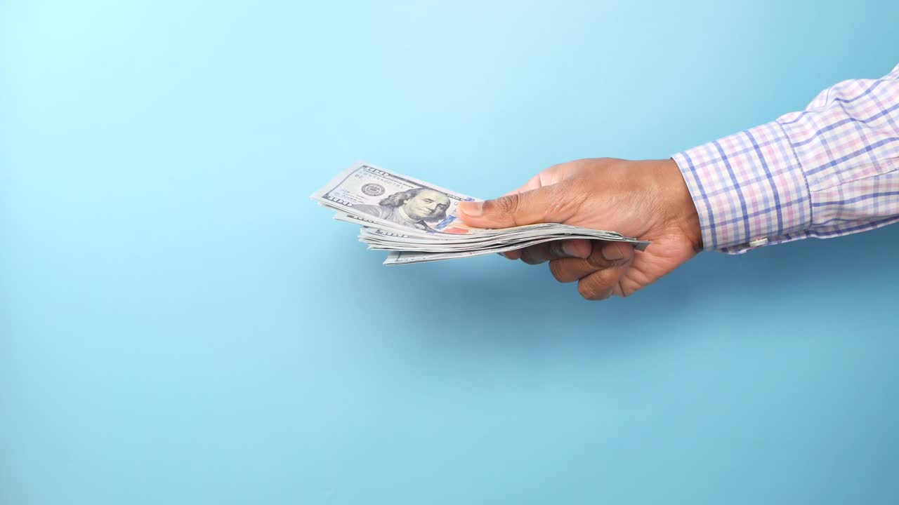 Hånd holder amerikanske dollars