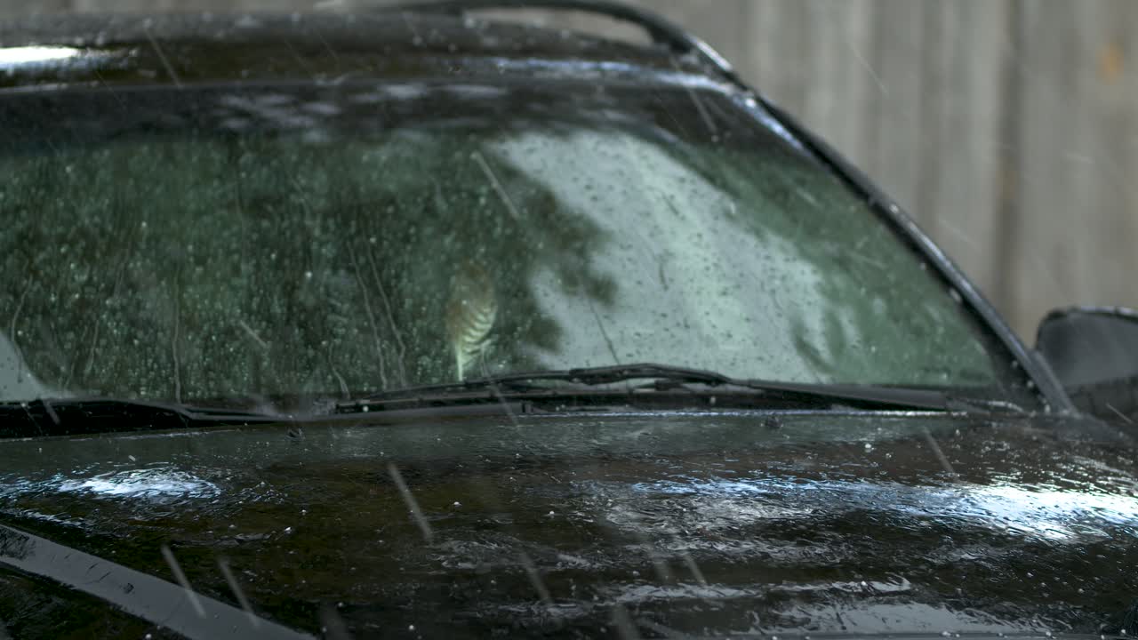 폭풍 우박과 차에 떨어지는 비