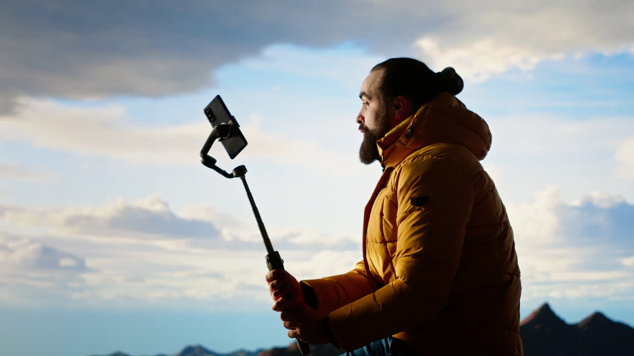 creador de contenido graba un vlog en las montañas compartiendo su aventura al aire libre