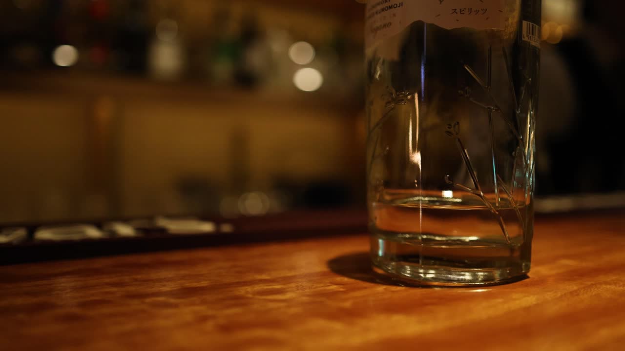 빈 유리잔은 술집 카운터에 고정되어 있습니다.