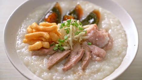 돼지고기 죽 또는 돼지고기 그릇을 넣은 죽