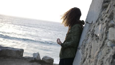 Zeitlupe-Eines-Mädchens,-Das-Den-Strand-Mit-Haaren-Betrachtet,-Die-Mit-Dem-Wind-Fliegen