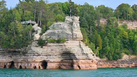 Castillo-Minero-En-La-Orilla-Del-Lago-Nacional-Pictured-Rocks-Desde-El-Ferry-Turístico